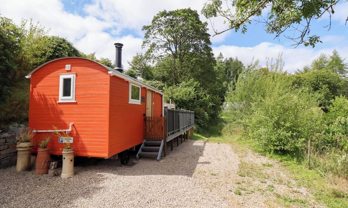 Oswestry Cottage | Pet-Friendly Retreat at Red Kite in Wild Valley Huts