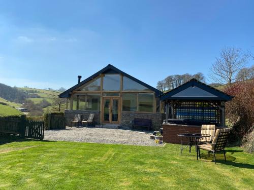 Tirabad House | Comfortable Red Kite Cottage: Family & Pet-Friendly Retreat