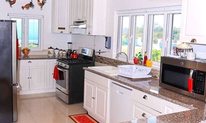 Matthew Town House | Exceptional Red Knot Manor: Family-Friendly with Breakfast