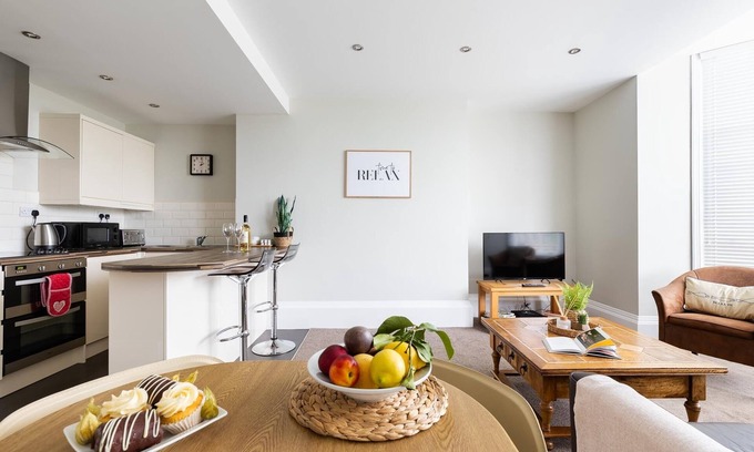 South Cliff Apartment | Cozy Red Lea Sea View Apartment with Spa & Ocean Views