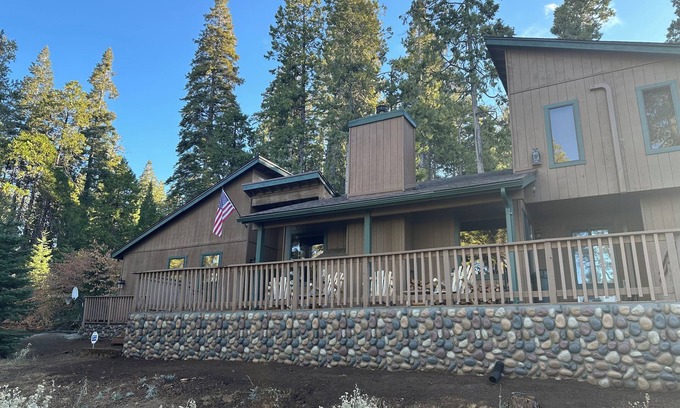 Shaver Lake Cabin | Discover Red Leaf Lodge: Your Ideal Mountain Retreat