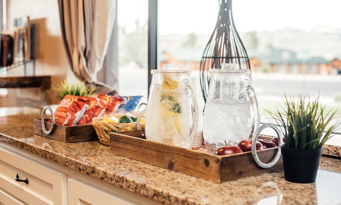 Tropic Hotel | Discover Red Ledges Inn: Family-Friendly with Breakfast Included