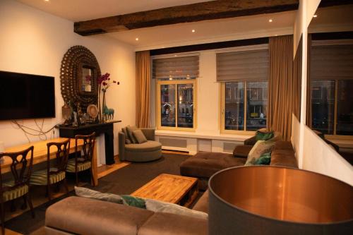 Red Light District Bed & Breakfast | Elegant Canal View B & B in the Red Light District
