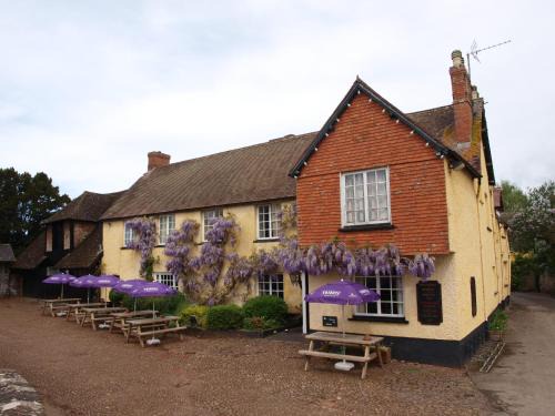 Broad Clyst Hotel | Pet-Friendly Comfort at Red Lion - Rated 9/10 by Guests