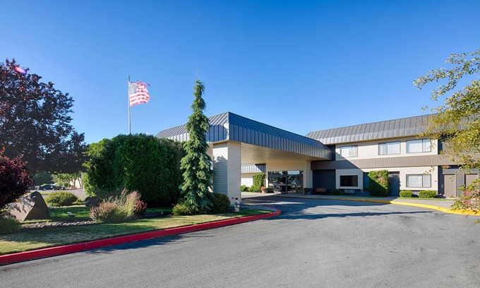 Post Falls Hotel | Relax at Red Lion Hotel Templin's with Pool & Spa Amenities