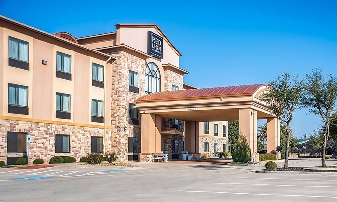 Mineral Wells Hotel | Red Lion Inn & Suites | 2 King Beds, Free Breakfast, Close to Lake Mineral Wells