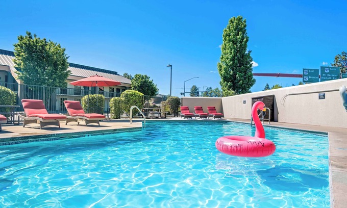 Orchard District Hotel | Discover Comfort at Red Lion Inn & Suites Deschutes River Bend