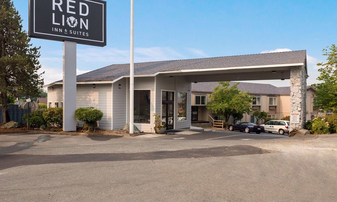 Grants Pass Hotel | Discover Red Lion Inn & Suites with Pool and Spa Amenities