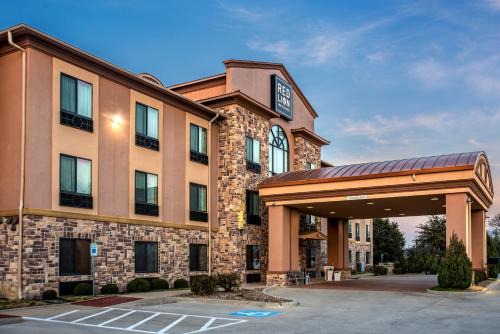 Mineral Wells Hotel | Relax at Red Lion Inn & Suites Mineral Wells with Pool Access