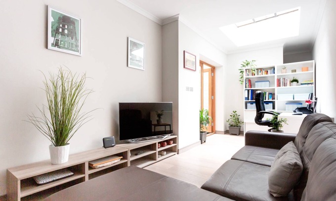 Holborn and Covent Garden Apartment | Experience Red Lion Square: Top-Rated Stay with Spa & Breakfast
