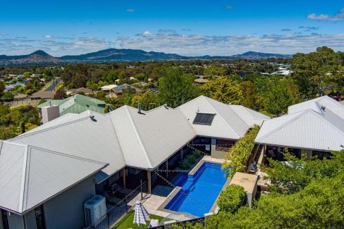 Central Mudgee House | Red Lotus Guesthouse - A Grand Valley Views Escape