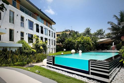 Sekondi-Takoradi Hotel | Relax at Red Mango Hotel & Apartments with Oceanfront Views