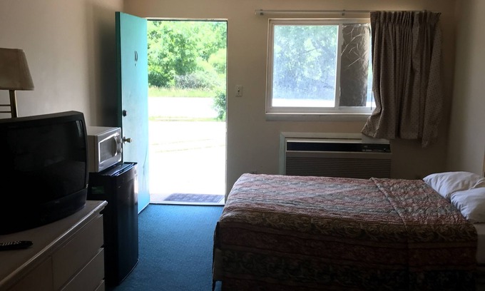 Briar Creek Hotel | Cozy Red Maple Inn: Family-Friendly with Breakfast Included