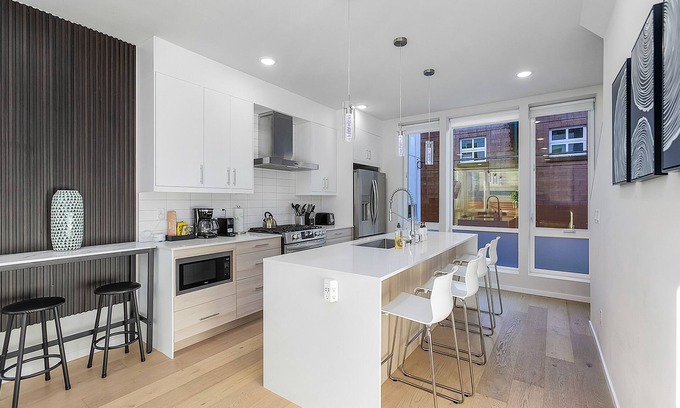 Leschi Apartment | Guest Rated 10/10: Red Maple Retreat with Spa & Breakfast