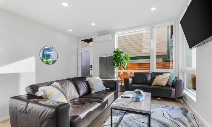 Leschi Apartment | Discover Red Maple Retreat in Leschi - Pet & Child Friendly