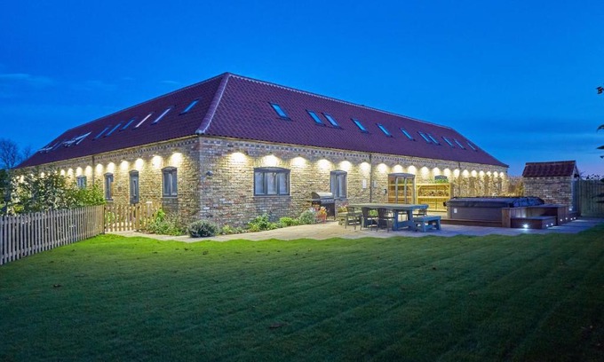 Dunholme House | Experience Red Oak Barn at Ashlin Farm with Hot Tub Bliss