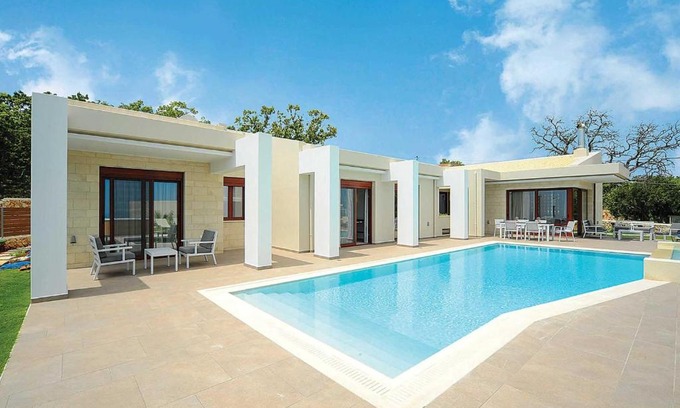 Atsipópoulon Villa | Indulge in Relaxation at Red Oak Tree Villa - Rated 10/10