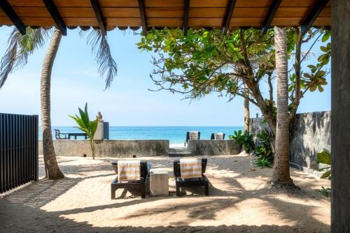 Hettimulla Villa | Discover Red Parrot Beach Villa: Oceanfront Bliss Awaits