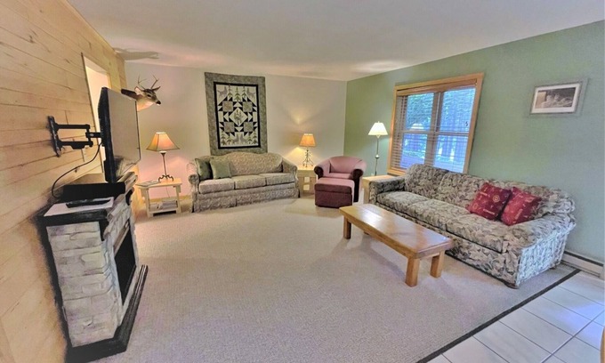 Phillips Condo | Pet-Friendly Red Pines Condo: Guest Rated 10/10 Stay