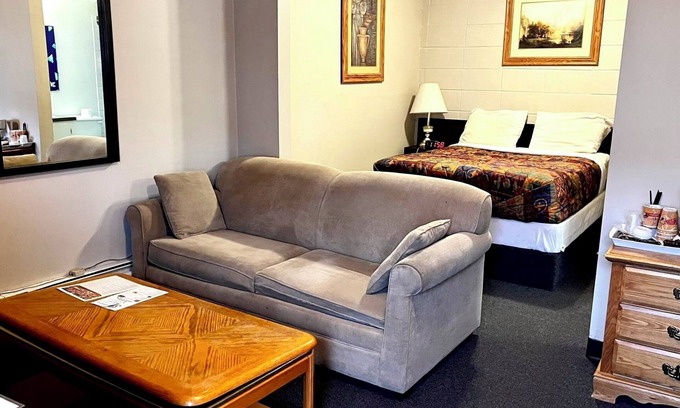 Redwater Hotel | Budget-Friendly Red Rest Motel with Breakfast & Kitchen