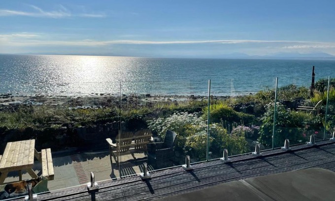 Llandanwg House | Experience Red Ridge: A Top-Rated 4-Star Retreat