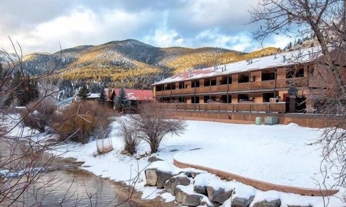 Red River Resort | Elegant Red River Resort: 2-Bedroom Retreat with Spa