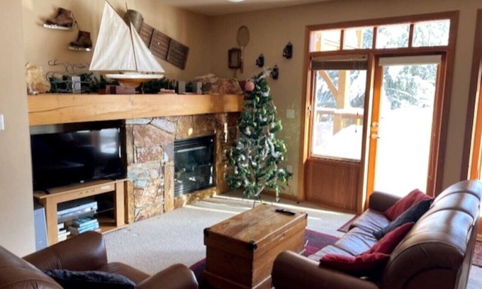 Rossland Condo | Red Robbs #5: Family-Friendly Getaway with Kitchen Access