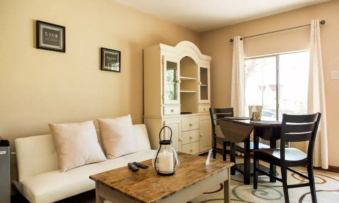 Manchaca House | Ideal Red Robin Casita: A Comforting Retreat with Breakfast