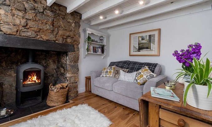 Brynsiencyn Cottage | Red Robin Cottage: Cozy One Bedroom for Memorable Getaways