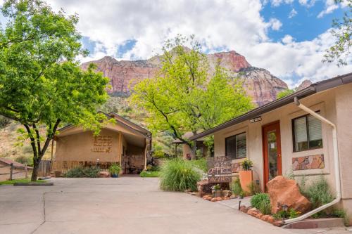 Zion National Park South Entrance Hotel | Relax at Red Rock Inn Cottages with Hot Tub Access