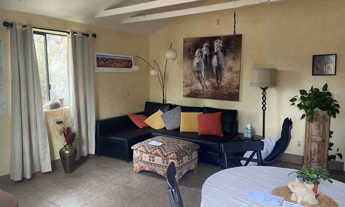 West Sedona Cottage | Red Rock Retreat: Relax with Hot Tub & Creek Access