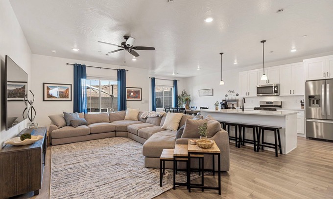 St. George House | Red Rock Trails: Dog Friendly + Private Hot Tub