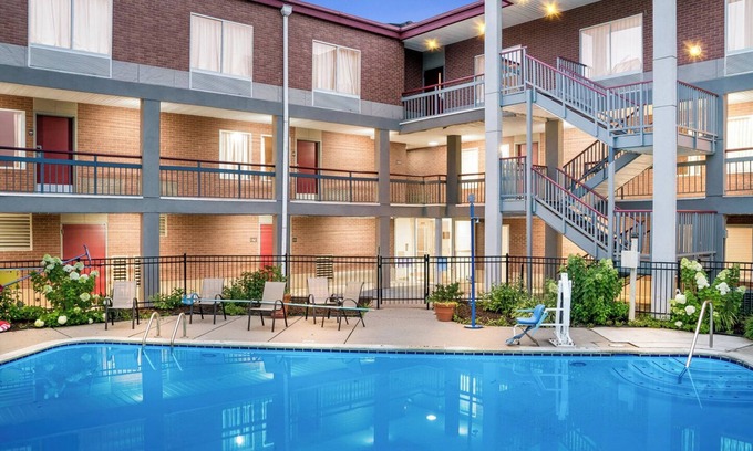 Auburn Hills Hotel | Pet-Friendly Retreat at Red Roof Inn Auburn Hills