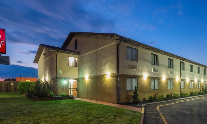 Binghamton Hotel | Relax at Red Roof Inn Binghamton North with Spa & Breakfast