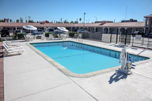 Blythe Hotel | Pet-Friendly Retreat at Red Roof Inn Blythe with Ocean Views