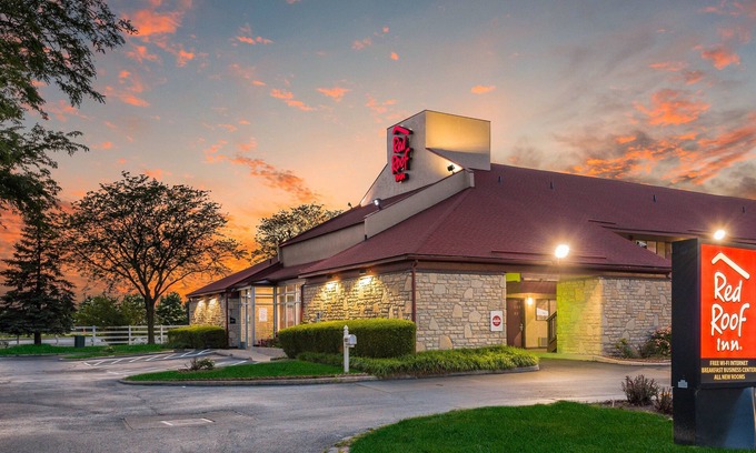 Grove City Hotel | Eco-Friendly Red Roof Inn in Columbus with Pool & Breakfast
