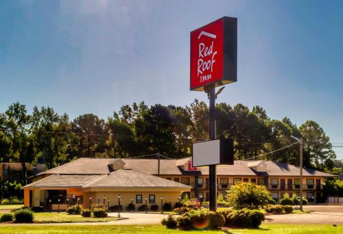 Columbus Hotel | Pet-Friendly Retreat at Red Roof Inn Columbus, MS