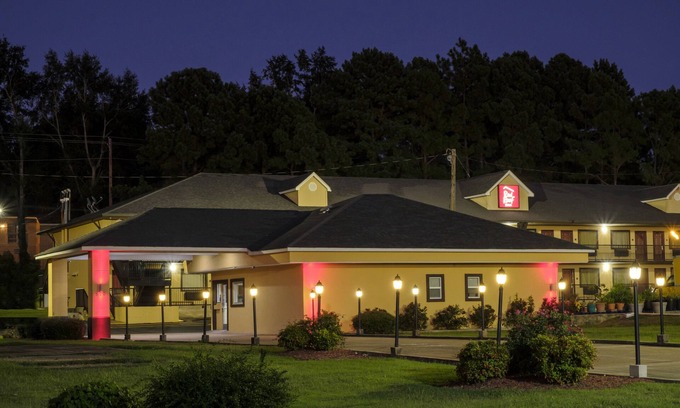 Columbus Hotel | Comfortable Stay at Red Roof Inn Columbus, MS with Breakfast