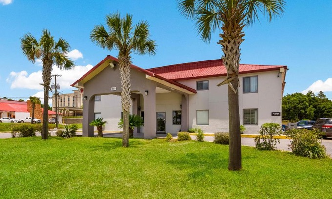 Crestview Hotel | Pet-Friendly Retreat at Red Roof Inn Crestview