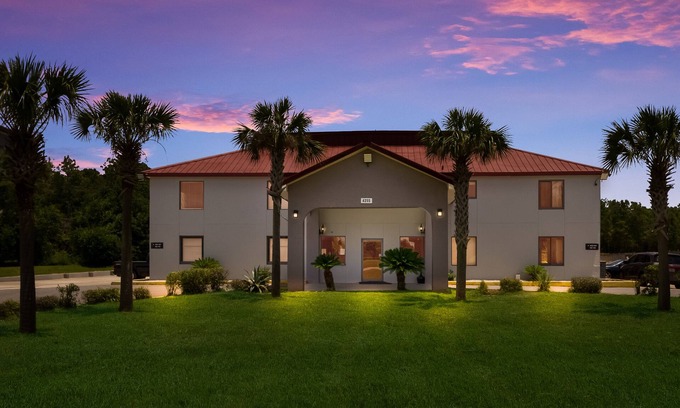 Crestview Hotel | Comfortable Stay at Red Roof Inn Crestview, Ideal for Families