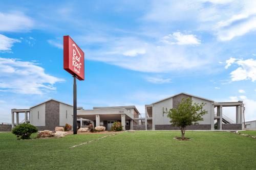 Amistad National Recreational Area Hotel | Budget-Friendly Studio 6 in Del Rio, TX with Pool & Kitchen