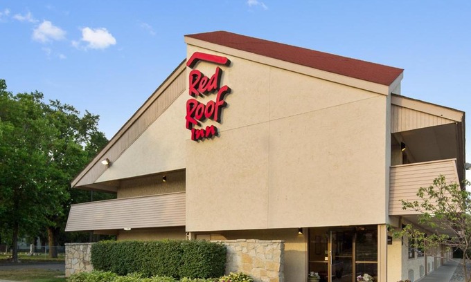 Roseville Hotel | Pet Friendly Retreat at Red Roof Inn Detroit - Roseville