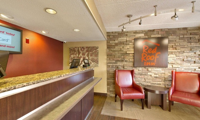 Roseville Hotel | Budget-Friendly Red Roof Inn near Detroit with Breakfast & Dining