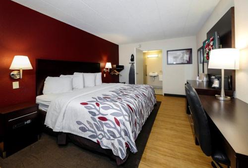 Troy Hotel | Budget-Friendly Stay at Red Roof Inn Detroit - Troy with Hot Tub