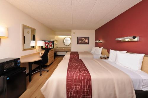 Warren Hotel | Pet-Friendly Red Roof Inn Detroit - Warren for Families