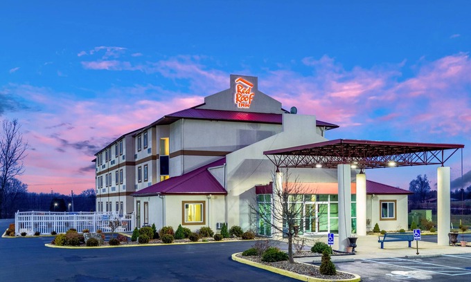 Mount Saint Francis Hotel | Discover Red Roof Inn Georgetown: Poolside Comfort Awaits