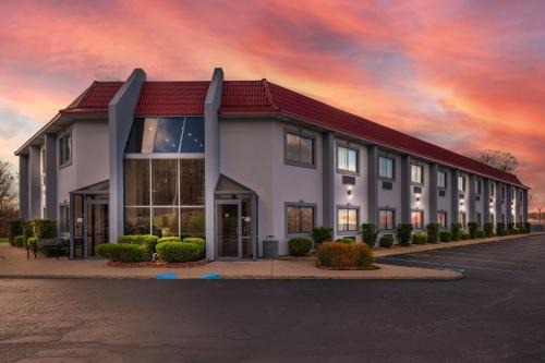 Cloverdale Hotel | Comfortable Stay at Red Roof Inn Greencastle South