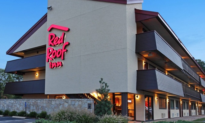 Coliseum Central Hotel | Convenient Red Roof Inn Hampton Coliseum with Breakfast & Spa