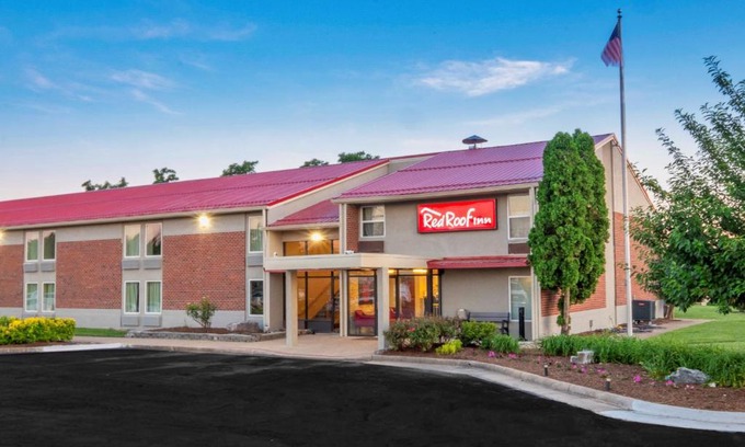 Leesburg Hotel | Pet-Friendly Getaway at Red Roof Inn Leesburg, Rated 7.9/10