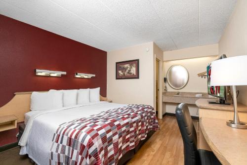 Edgewood Hotel | Convenient Red Roof Inn Louisville Expo Airport Awaits You